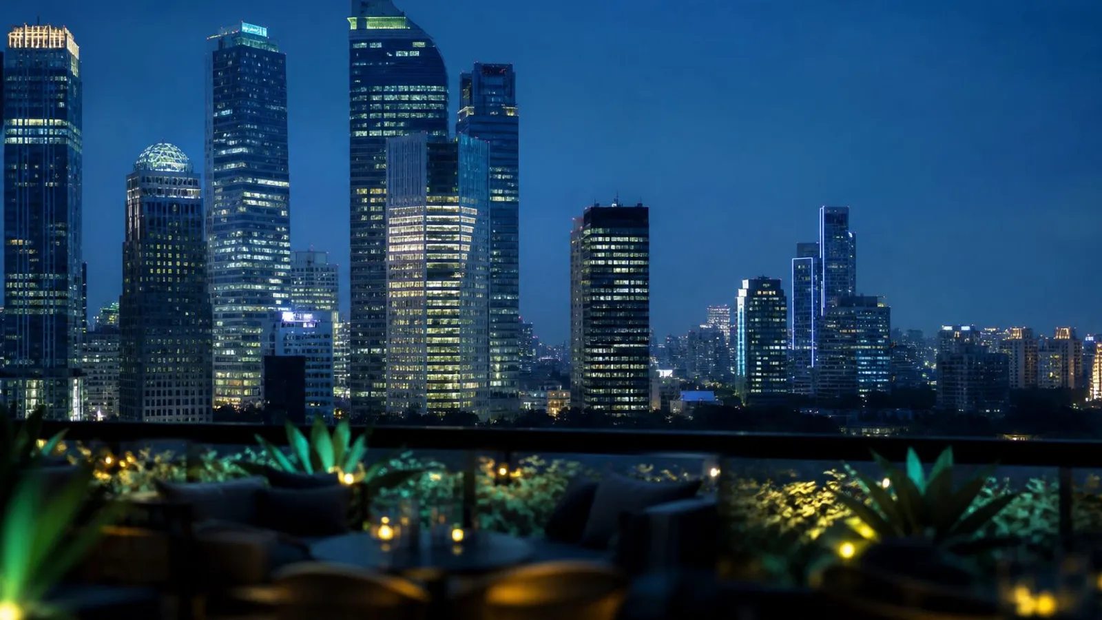Cakrawala kawasan bisnis Jakarta saat senja
